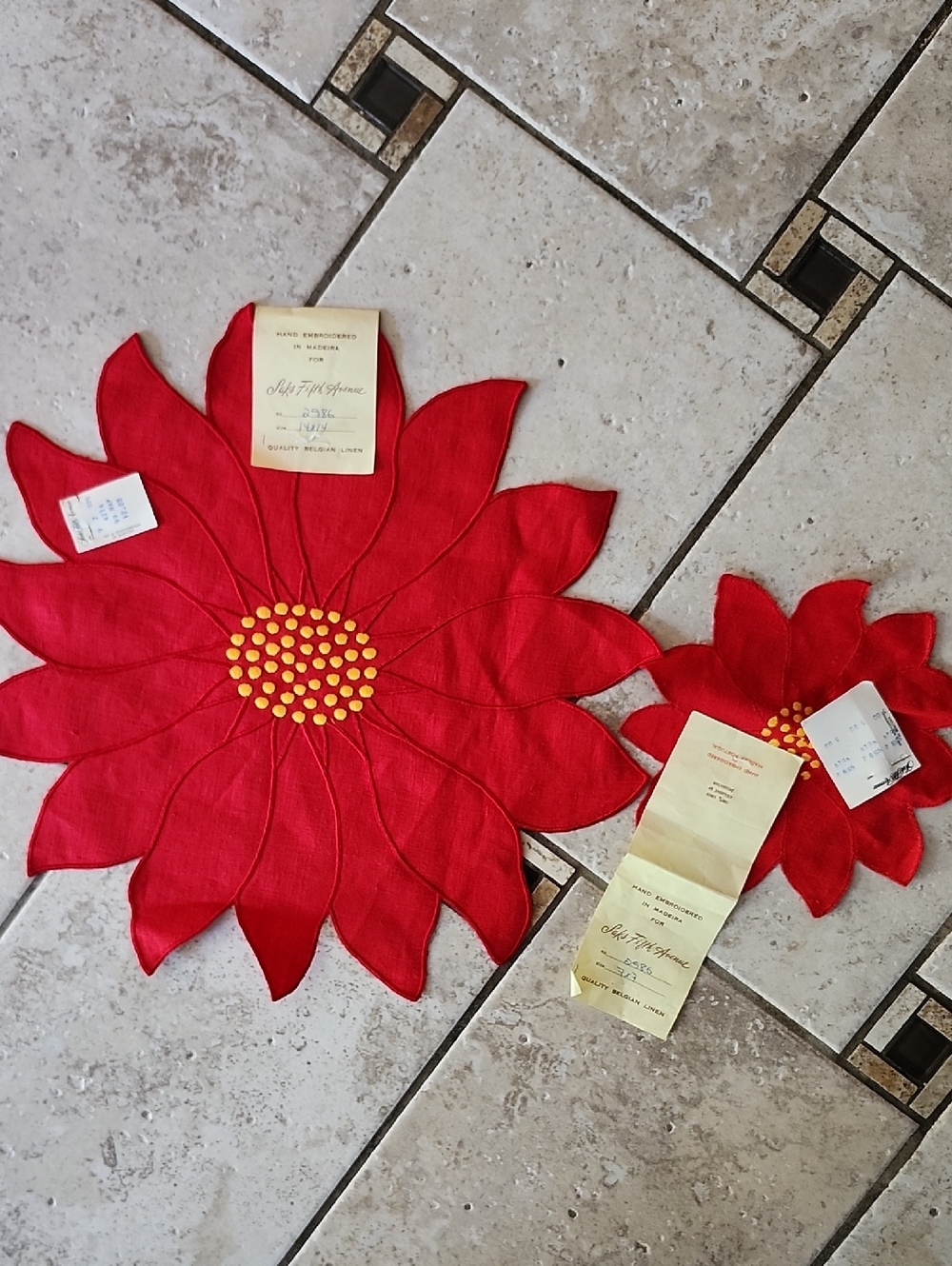 VTG Saks Fifth Avenue Red Poinseta Madeira Linen Flower Placemats 14 Each Lg/Sm